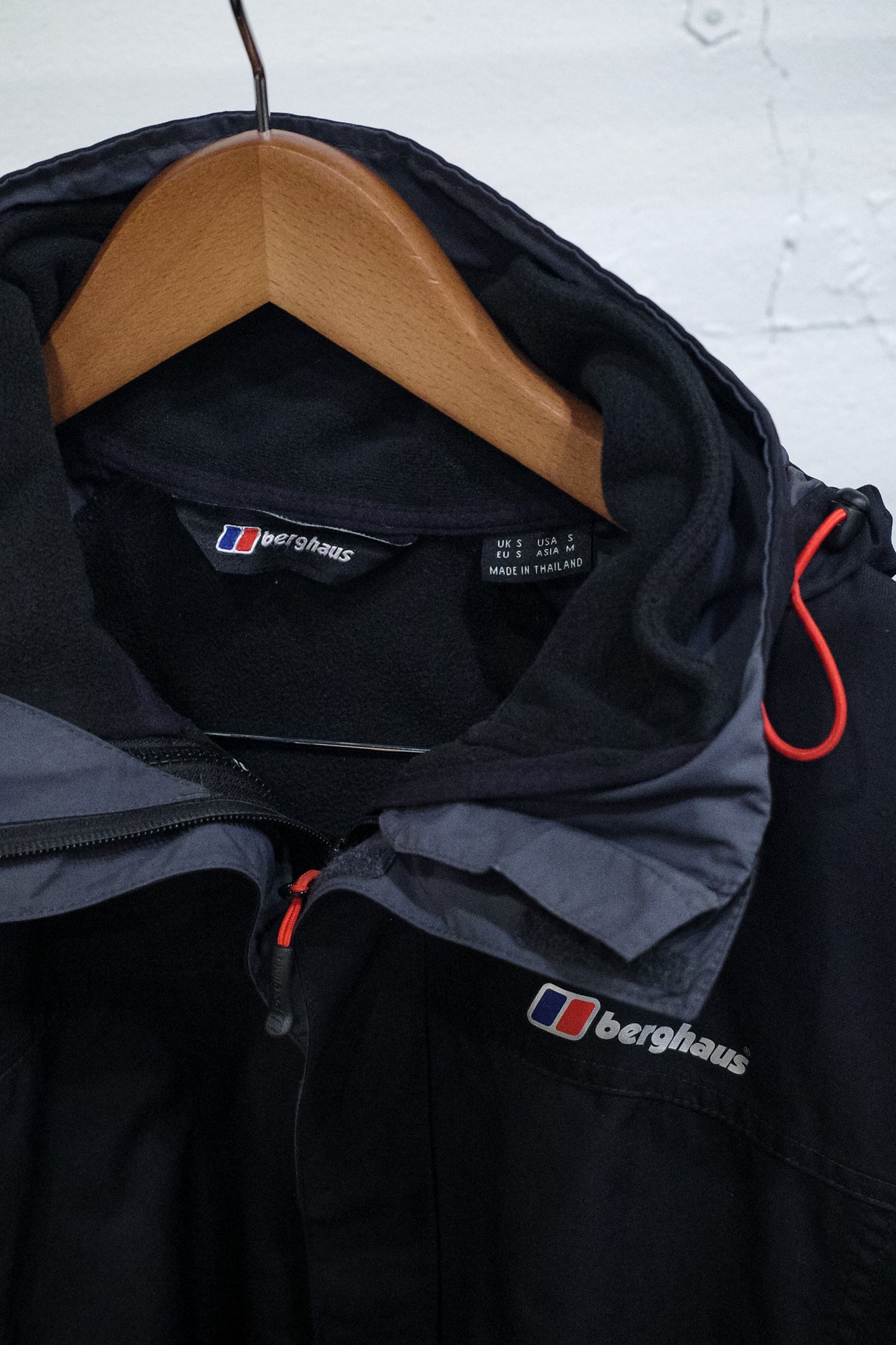 2000`S BERGHAUS NYLON SHELL JACKET